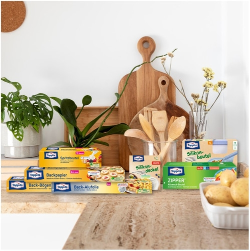 Küchenutensilien mit Toppits-Produkten, darunter Backpapier und Spritzbeutel.