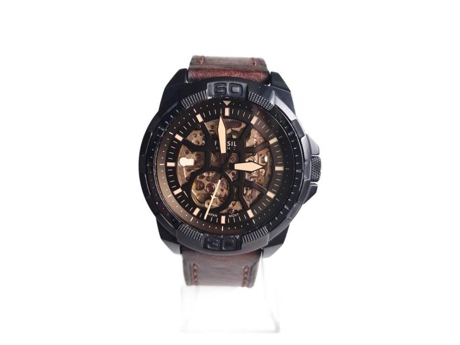 Ein Fossil Skelettuhr mit schwarzem Gehäuse und braunem Lederarmband.