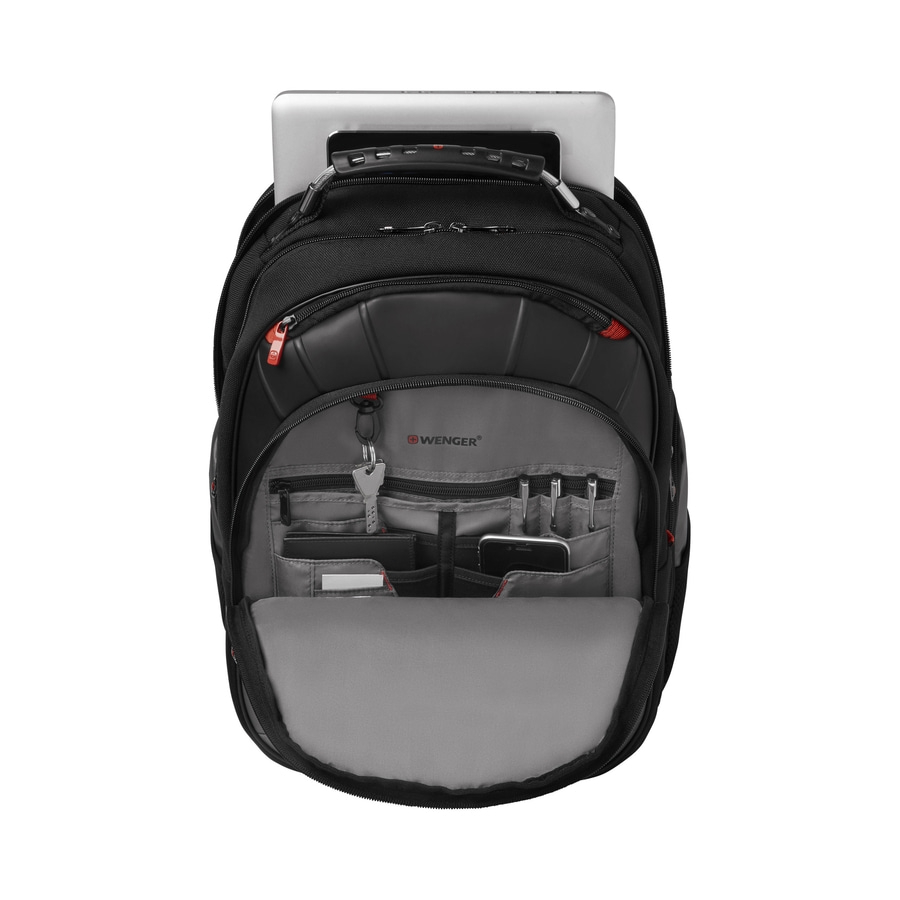 Schwarzer Rucksack mit Laptop, Schlüsseln und Stiften, geöffnet, von oben gesehen.