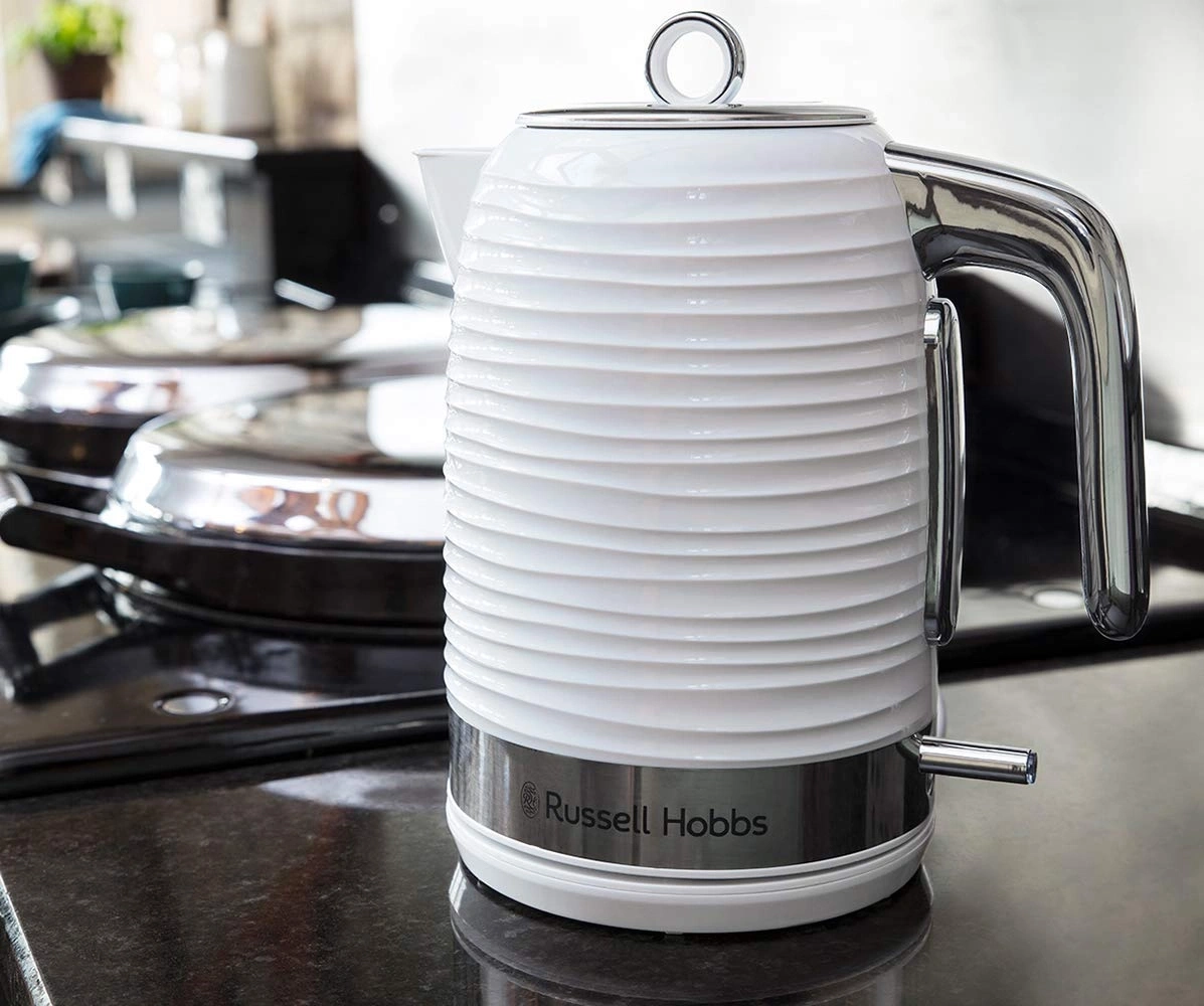 Weißer Wasserkocher von Russell Hobbs auf einer schwarzen Oberfläche, Küche.