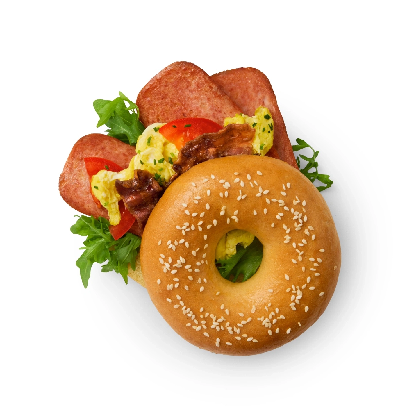 Ein Bagel-Sandwich mit Rührei, Speck, Tomaten und Salat.