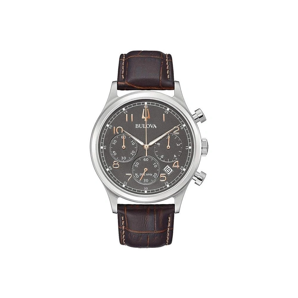 Eine Bulova Chronograph Herrenuhr mit braunem Lederarmband und silbernem Gehäuse.