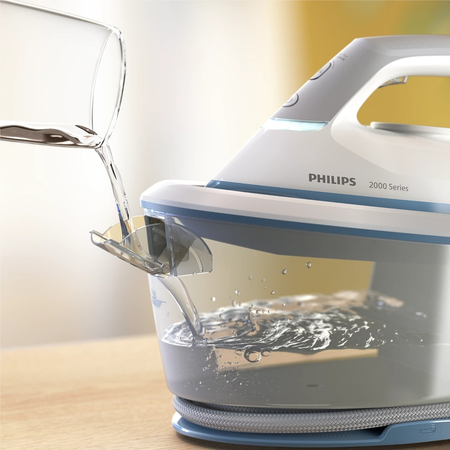 Wasser wird in einen Dampfbügeleisen-Tank gegossen, Philips 2000 Serie