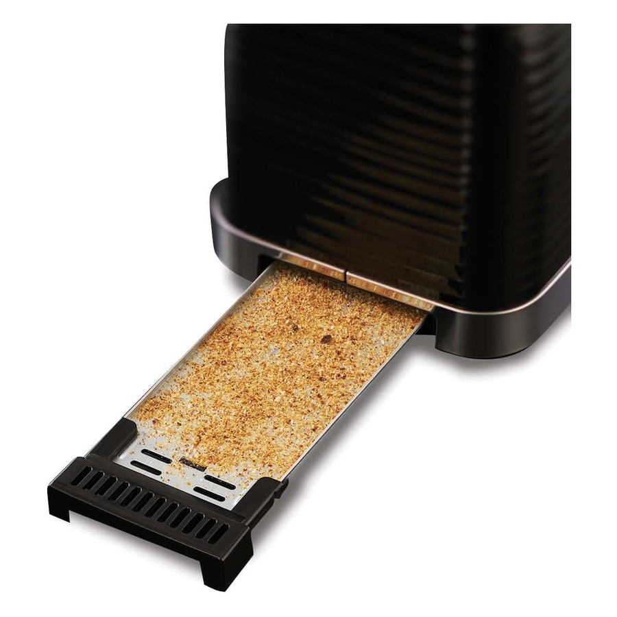 Schwarzer Toaster mit herausgezogener Krümelschublade, gefüllt mit Krümeln.