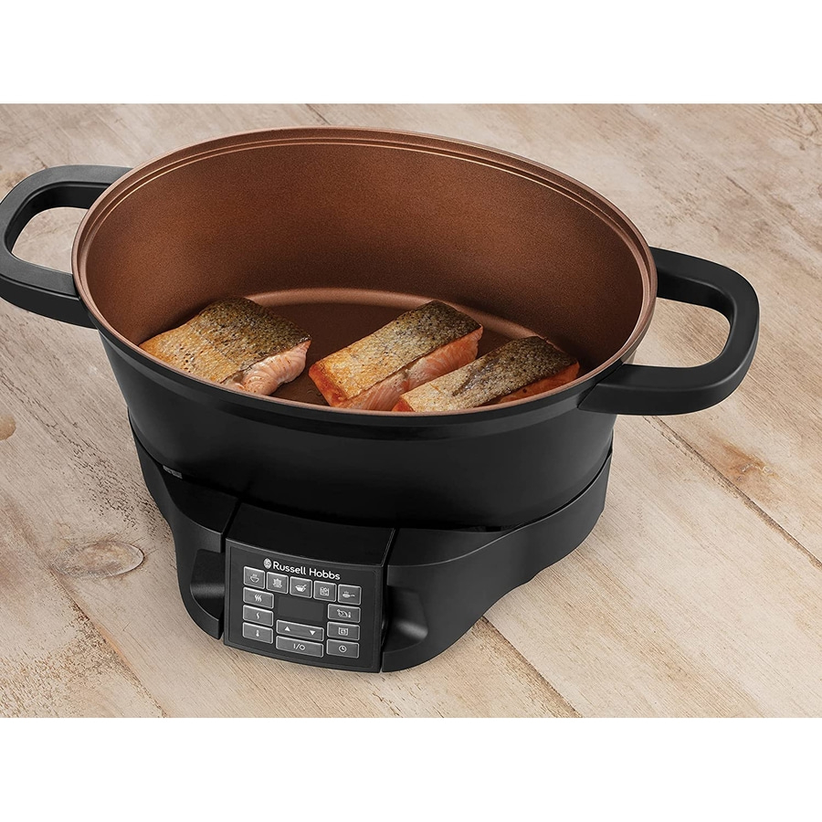 Schwarzer Topf mit Fischfilets auf Holzoberfläche, Russell Hobbs