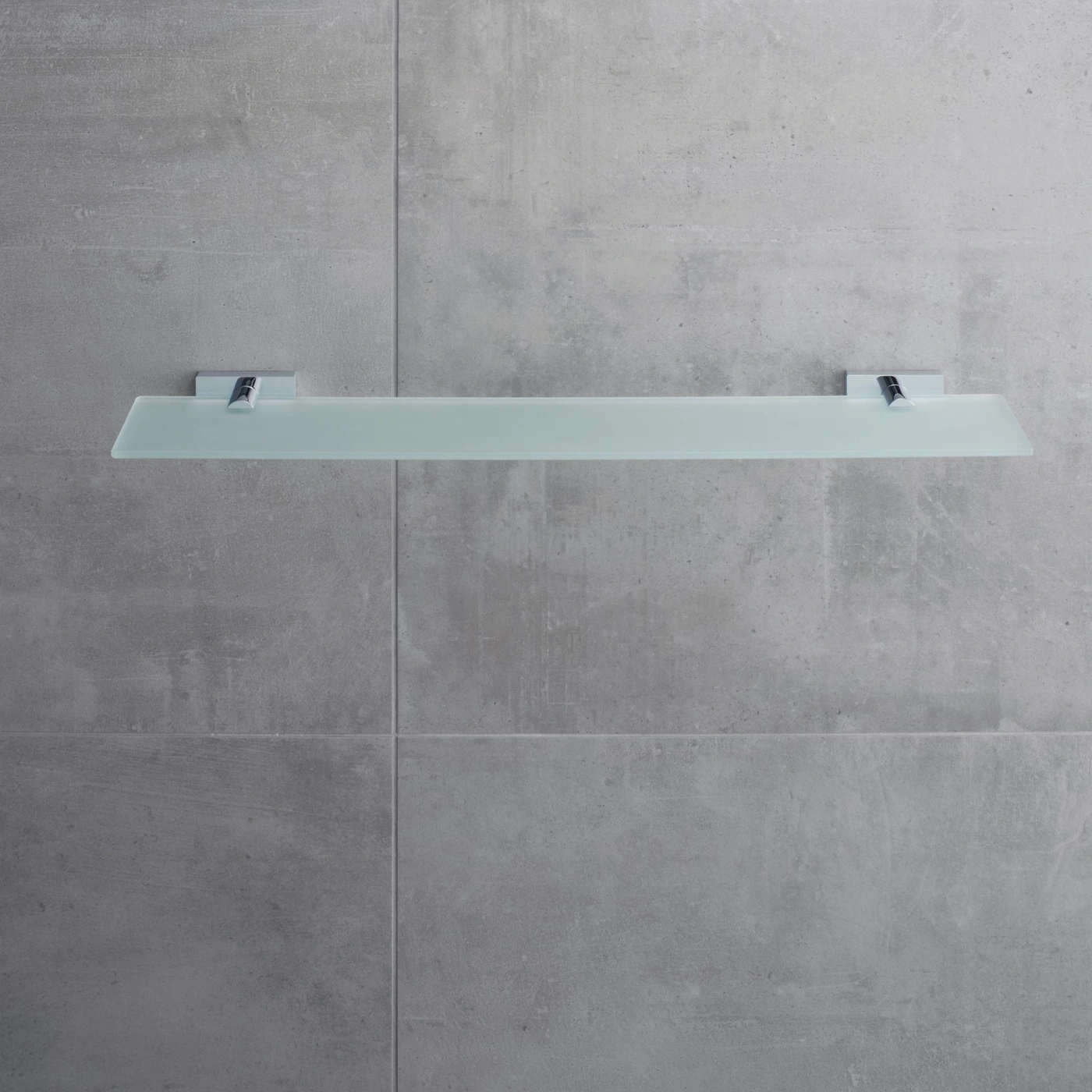 Glasregal an grauer Wand. Badezimmer-Dekoration. Modernes Design. Minimalistisch.