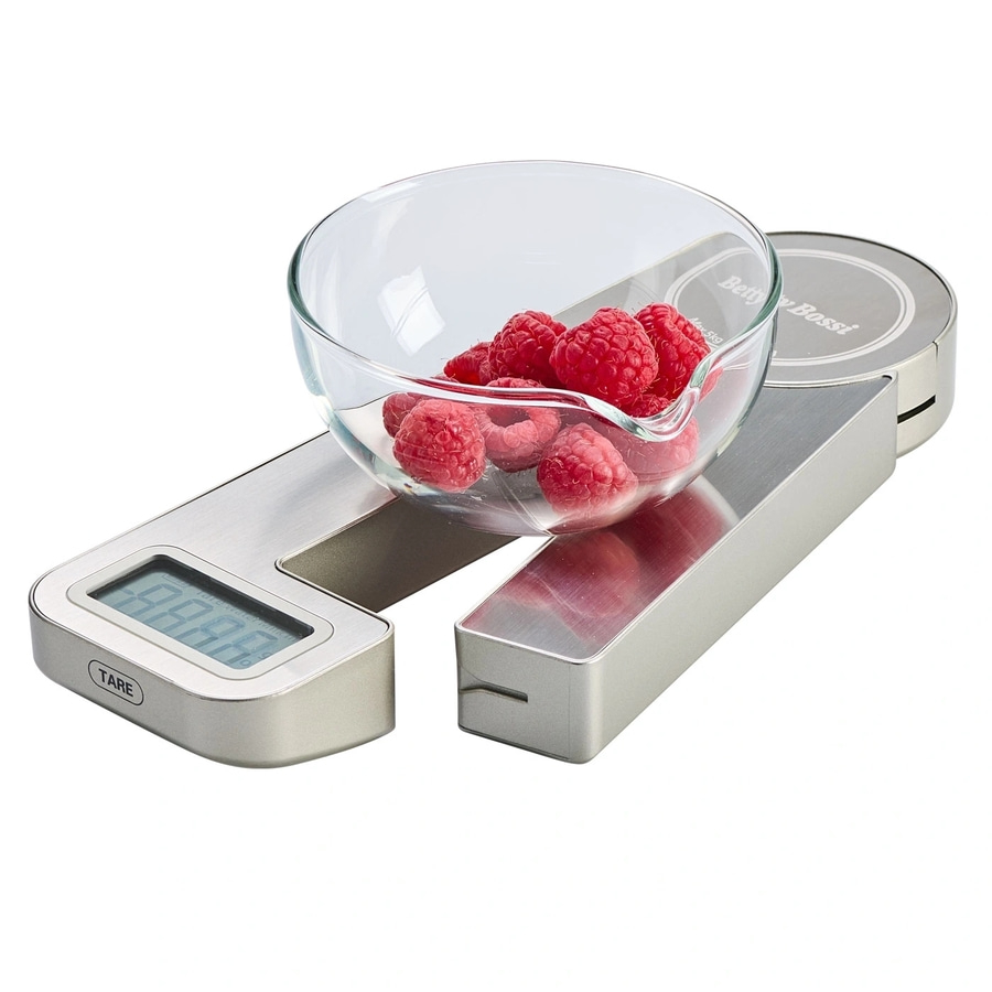 Digitale Küchenwaage mit Himbeeren in einer Glasschüssel, Nahaufnahme.