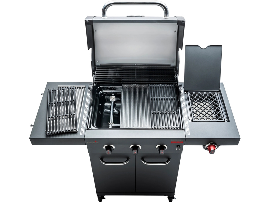 Schwarzer Gasgrill mit geöffnetem Deckel und Zubehör, bereit zum Grillen von Speisen.