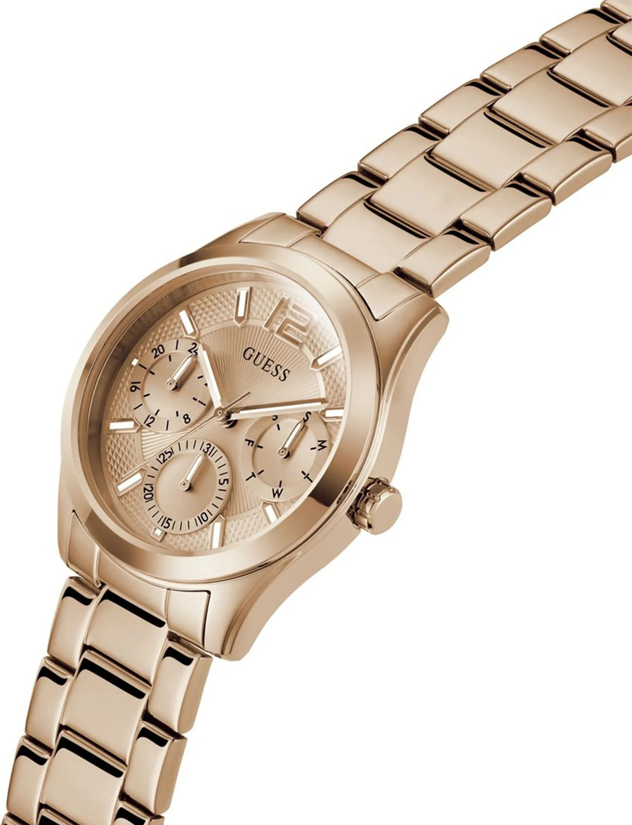 Eine goldene Armbanduhr mit drei Zifferblättern auf weißem Hintergrund