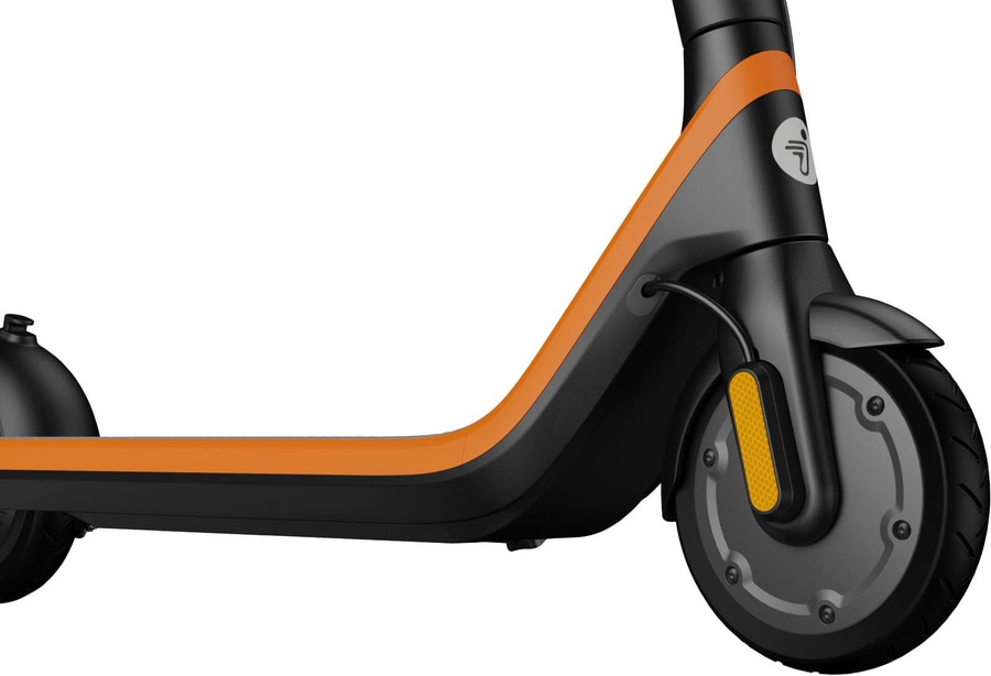 Nahaufnahme eines orangefarbenen und schwarzen Elektrorollers mit einem Rad