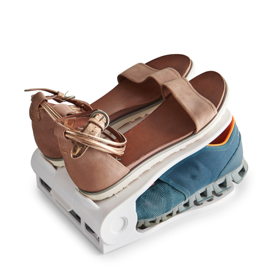 Schuhe auf einem Schuhregal. Sandalen und Turnschuhe.