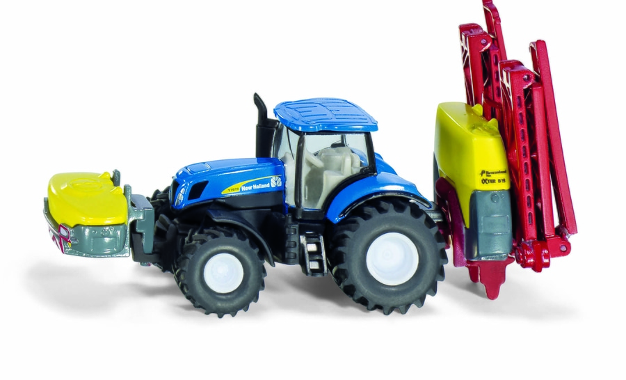 Blauer New Holland Traktor mit gelbem Anbaugerät und rotem Gestell auf weißem Hintergrund.