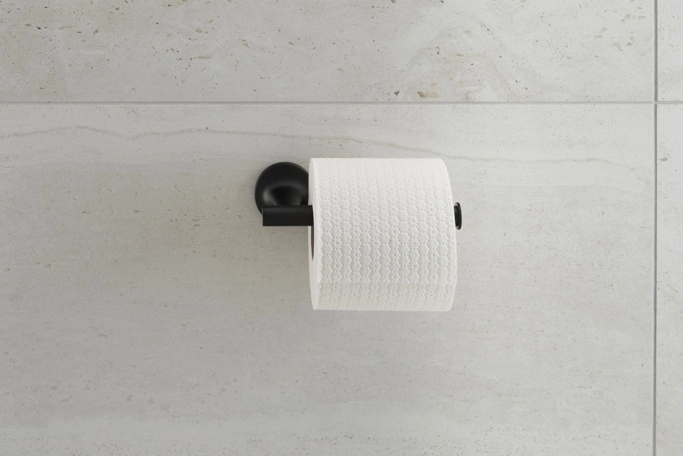 Schwarzer Toilettenpapierhalter mit weißem Papier an einer Steinwand.