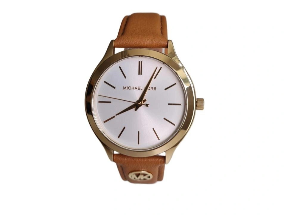 Eine goldene Michael Kors Uhr mit braunem Lederarmband.