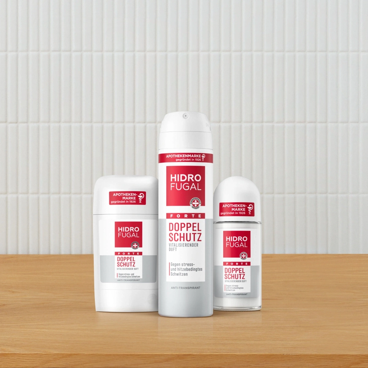 Drei Hidro Fugal Deodorant-Produkte mit rotem und weißem Etikett auf einem Holztisch