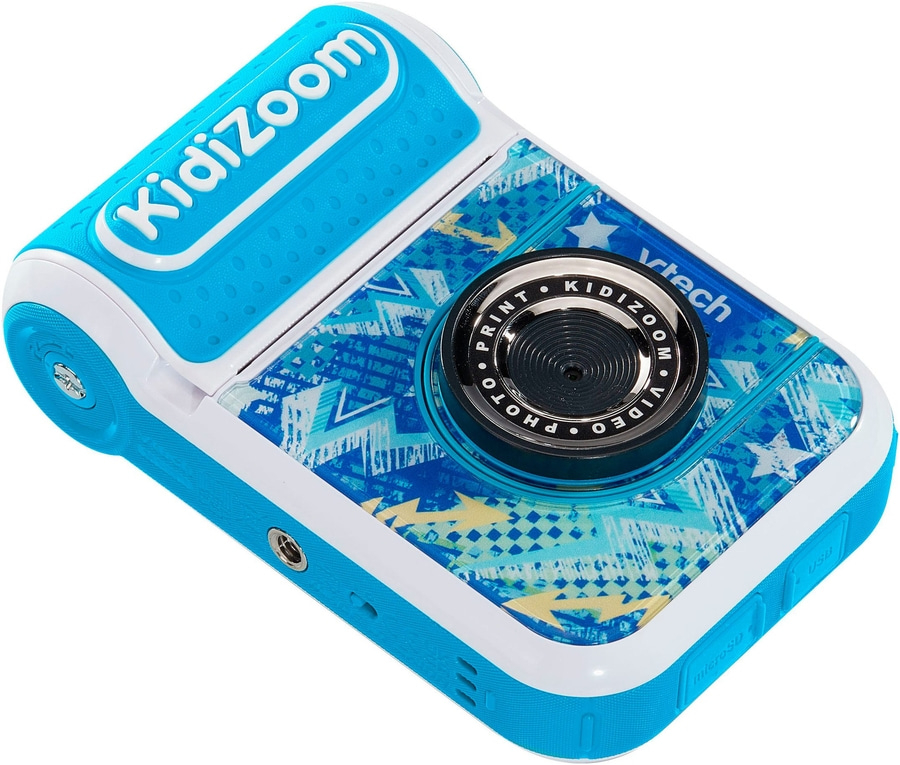 Eine hellblaue VTech Kidizoom Kamera mit buntem Muster und Kameraobjektiv. Sie hat einen MicroSD- und USB-Anschluss.