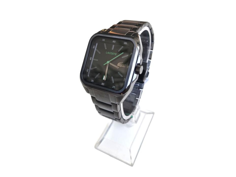 Lacoste Herrenuhr auf einem Ständer mit weißem Hintergrund.