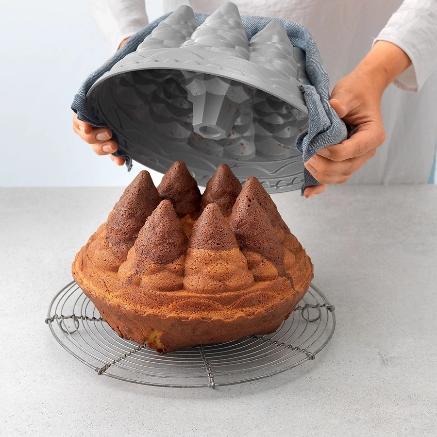 Kuchen wird aus der Form genommen. Gebäck auf einem Rost.