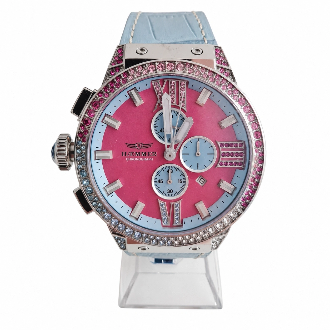 Ein pinker Damenuhr mit blauen Zifferblättern und funkelnden Kristallen.