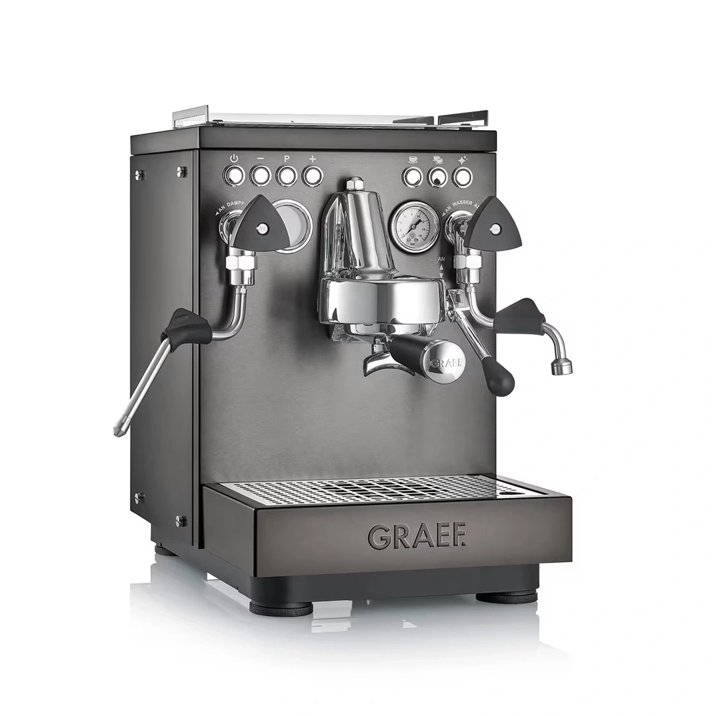Eine schicke schwarze Kaffeemaschine von Graef mit Manometer und Dampfdüse.