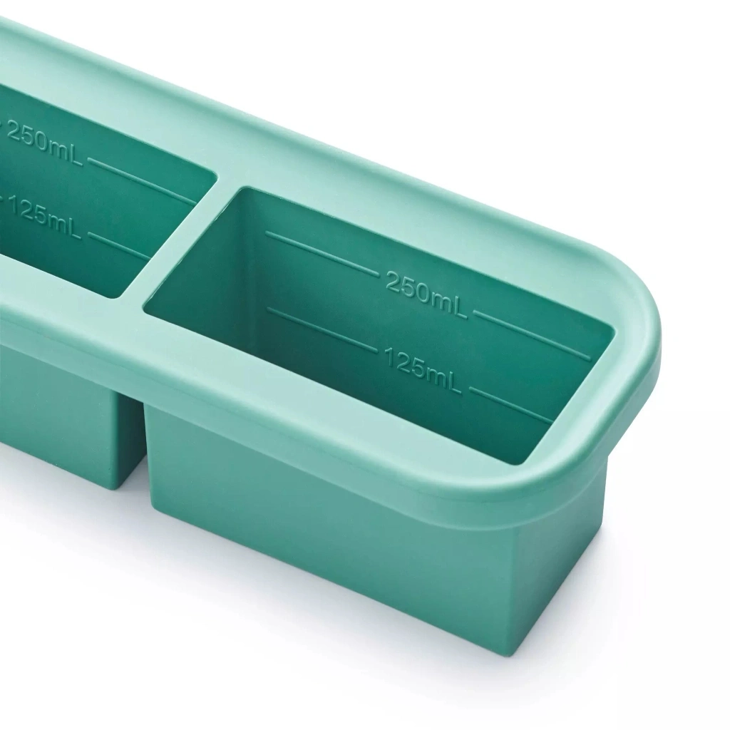 Türkiser Eiswürfelbehälter mit Messmarkierungen