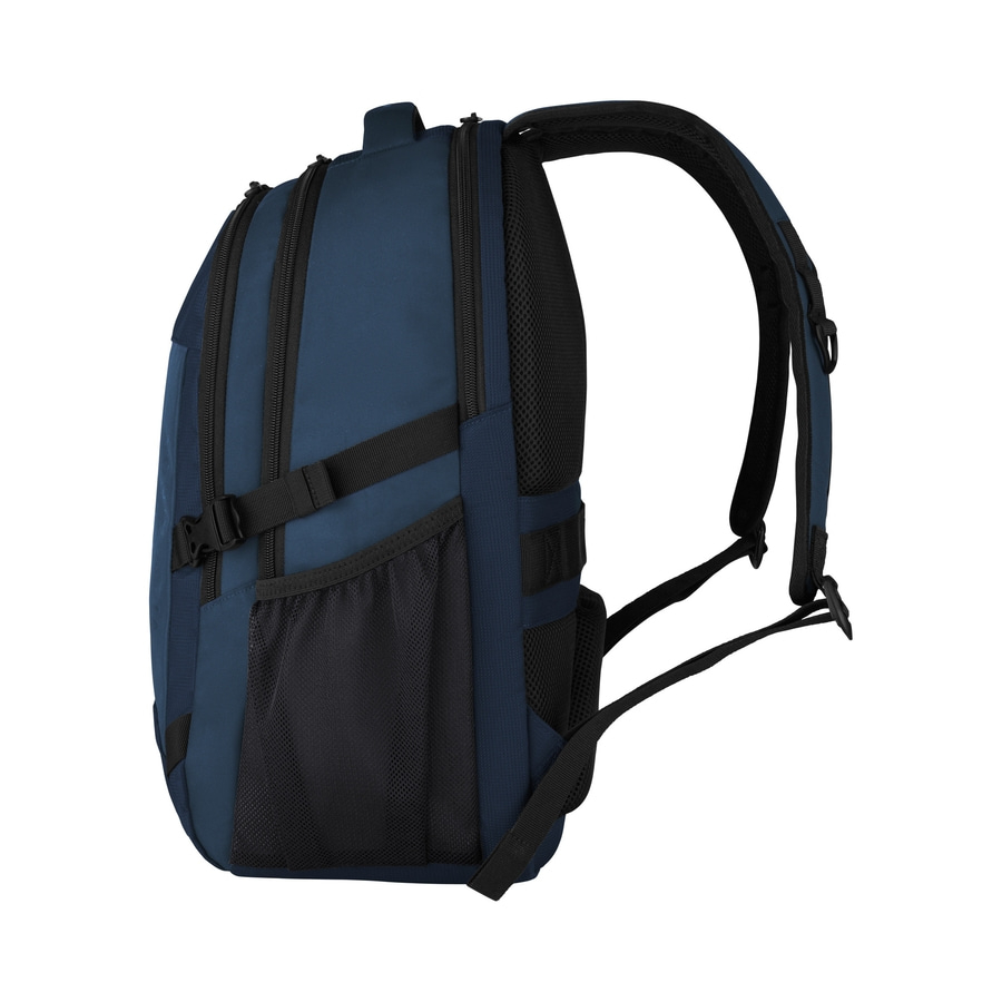 Blauer Rucksack mit schwarzen Details und Reißverschlüssen, seitliche Ansicht, isoliert