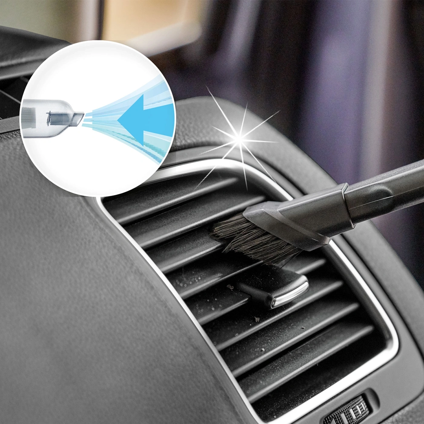 Auto-Lüftungsschlitze werden mit einem Staubsauger gereinigt, um Staub zu entfernen.