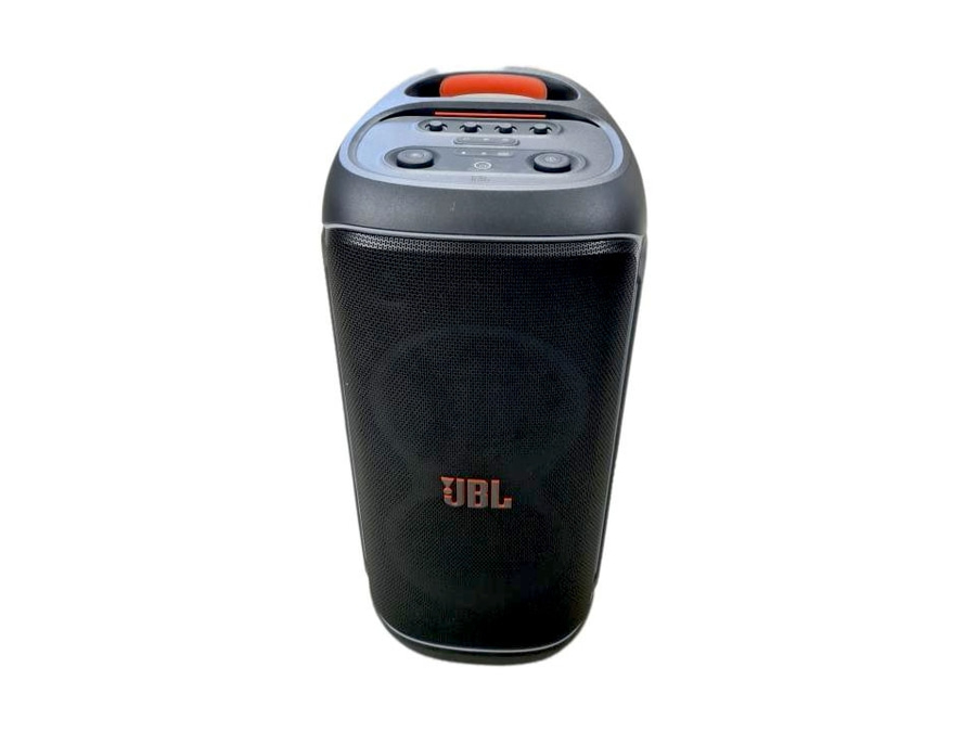 Ein schwarzer JBL Partybox Lautsprecher mit orangefarbenen Akzenten und Bedienelementen auf der Oberseite.