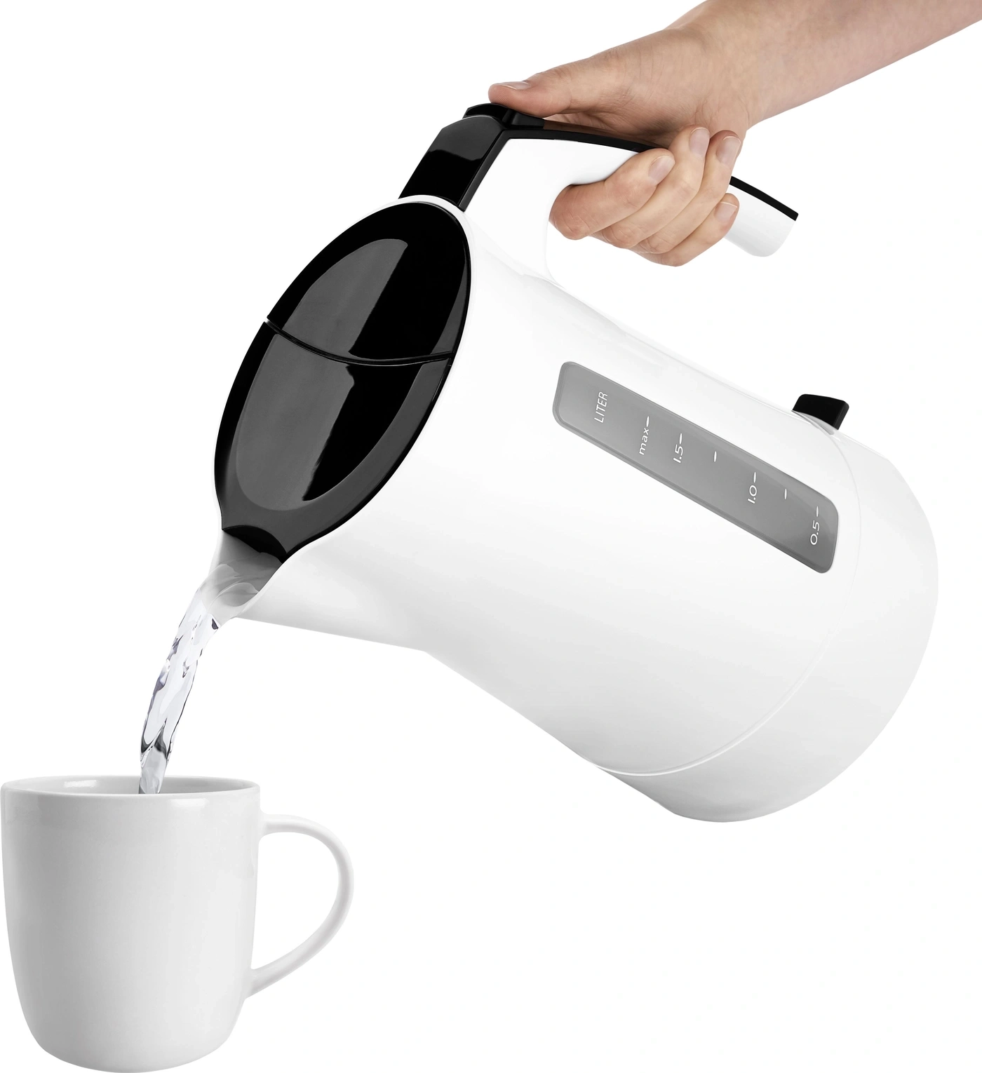 Weißer Wasserkocher gießt Wasser in eine weiße Tasse, die von einer Hand gehalten wird.