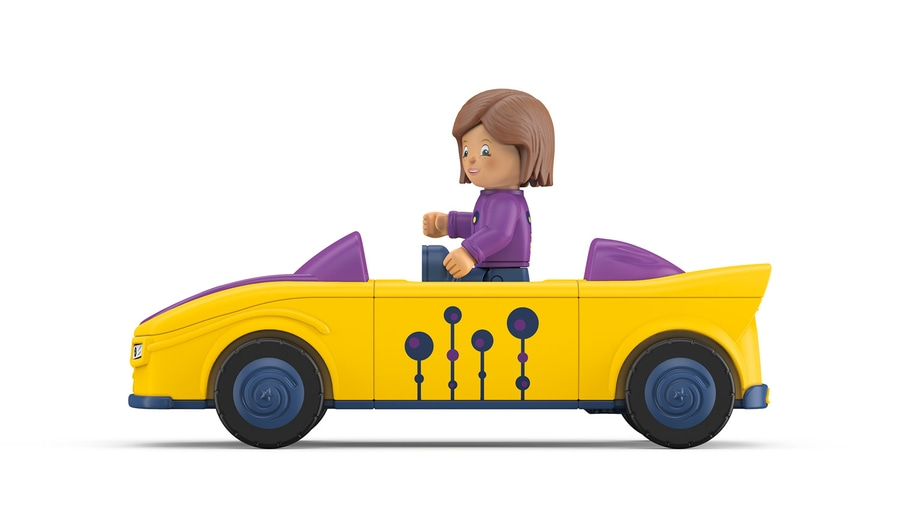 Gelbes Spielzeugauto mit lila Akzenten und einer Puppe, die es fährt.