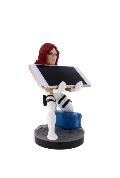 Actionfigur hält ein Smartphone auf einer felsigen Unterlage mit einem blauen Koffer