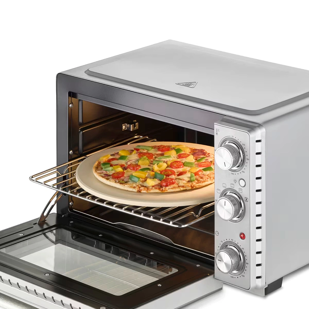 Ein kleiner Ofen mit einer Pizza auf einem Pizzastein und einem Rost, der in den Ofen geschoben wird.