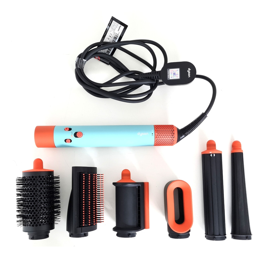 Dyson Haartrockner mit Zubehör. Blau und orangefarben. Verschiedene Aufsätze für Locken und Styling.