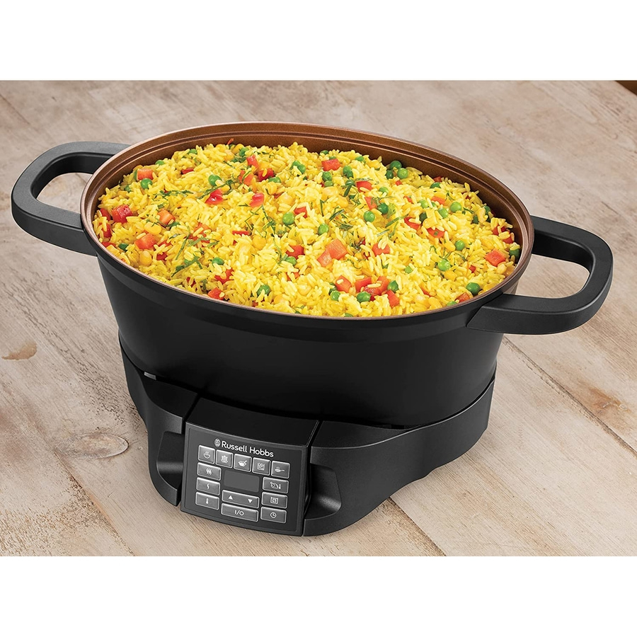 Schwarzer Reiskocher mit Reis und Gemüse auf Holzoberfläche, Russell Hobbs
