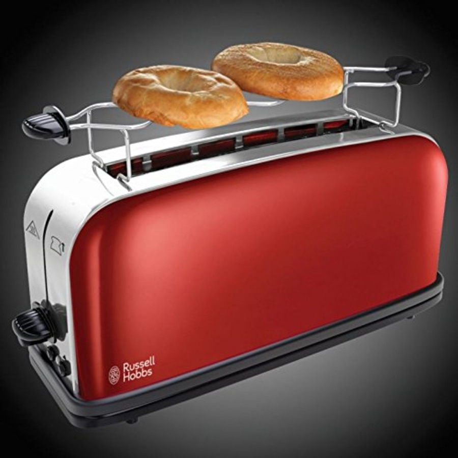 Roter Toaster mit zwei Bagels, die auf dem Toaster-Gestell liegen.