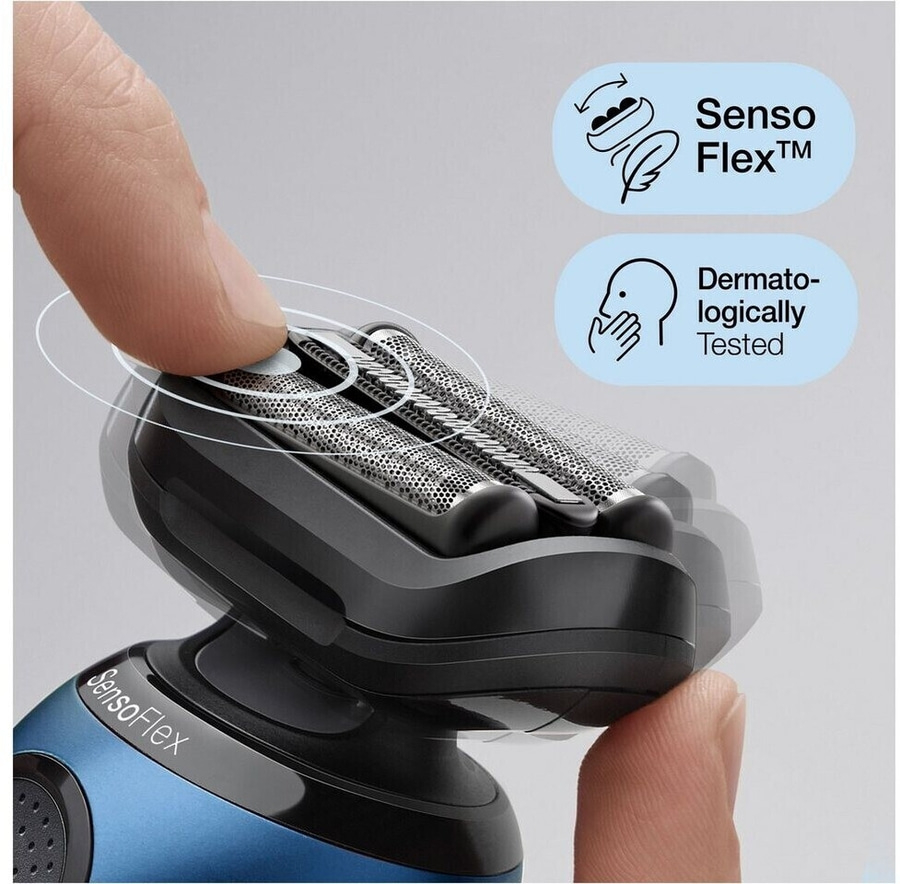 Ein Mann drückt auf den flexiblen Scherkopf eines Rasierers, der dermatologisch getestet wurde.