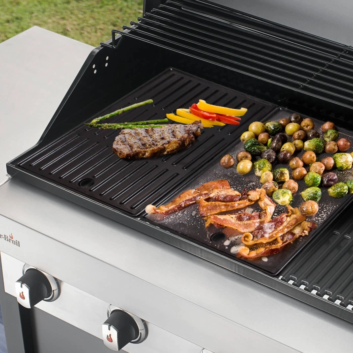 Ein Grill mit Steak, Spargel, Paprika, Bacon und Kartoffeln