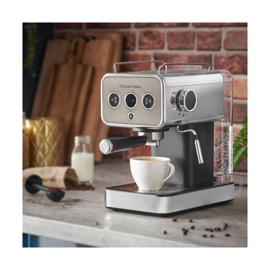 Kaffeemaschine von Russell Hobbs, silber und beige, mit Tasse Kaffee.