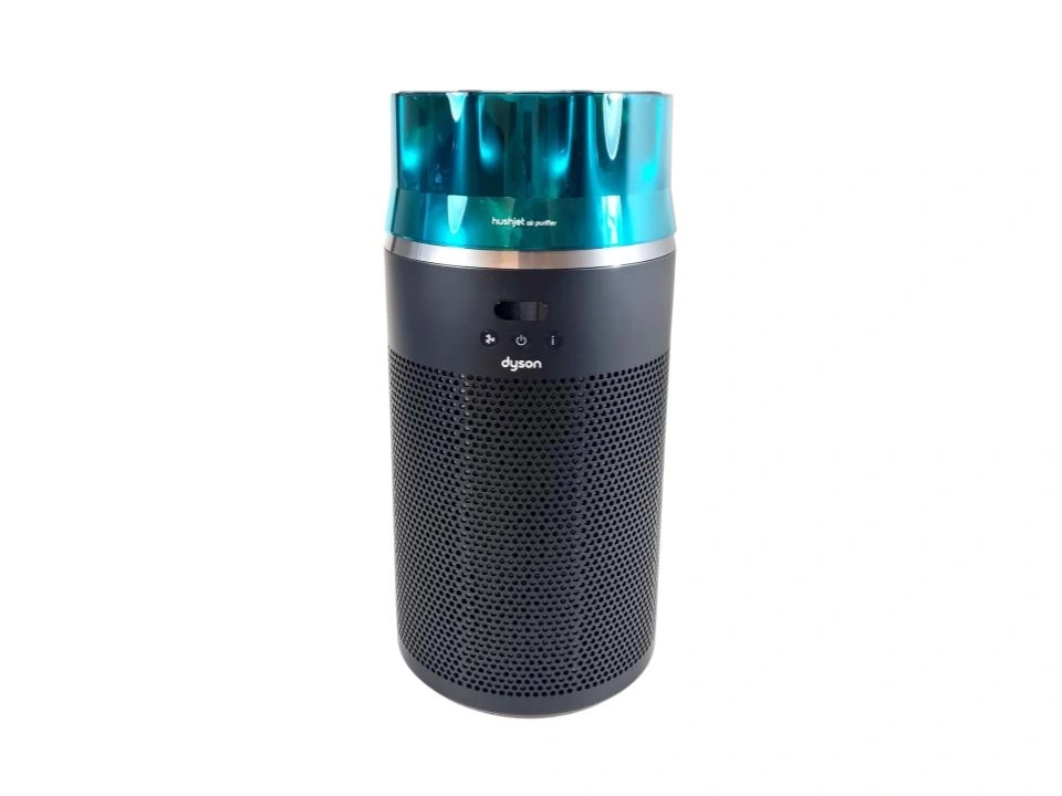 Ein Dyson Luftreiniger mit blauem oberen Teil und schwarzem Gitterkörper steht auf weißem Hintergrund.