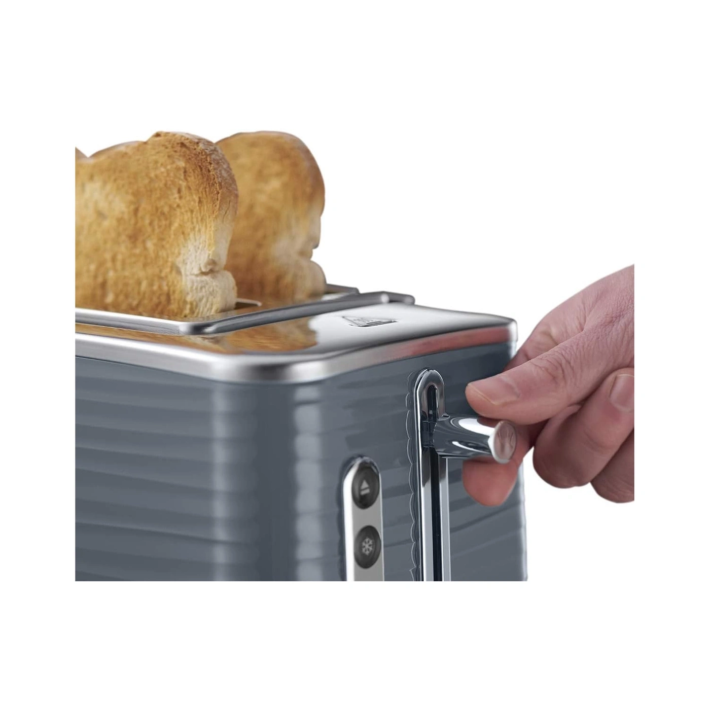 Grauer Toaster mit Toast und einer Hand, die den Hebel betätigt.
