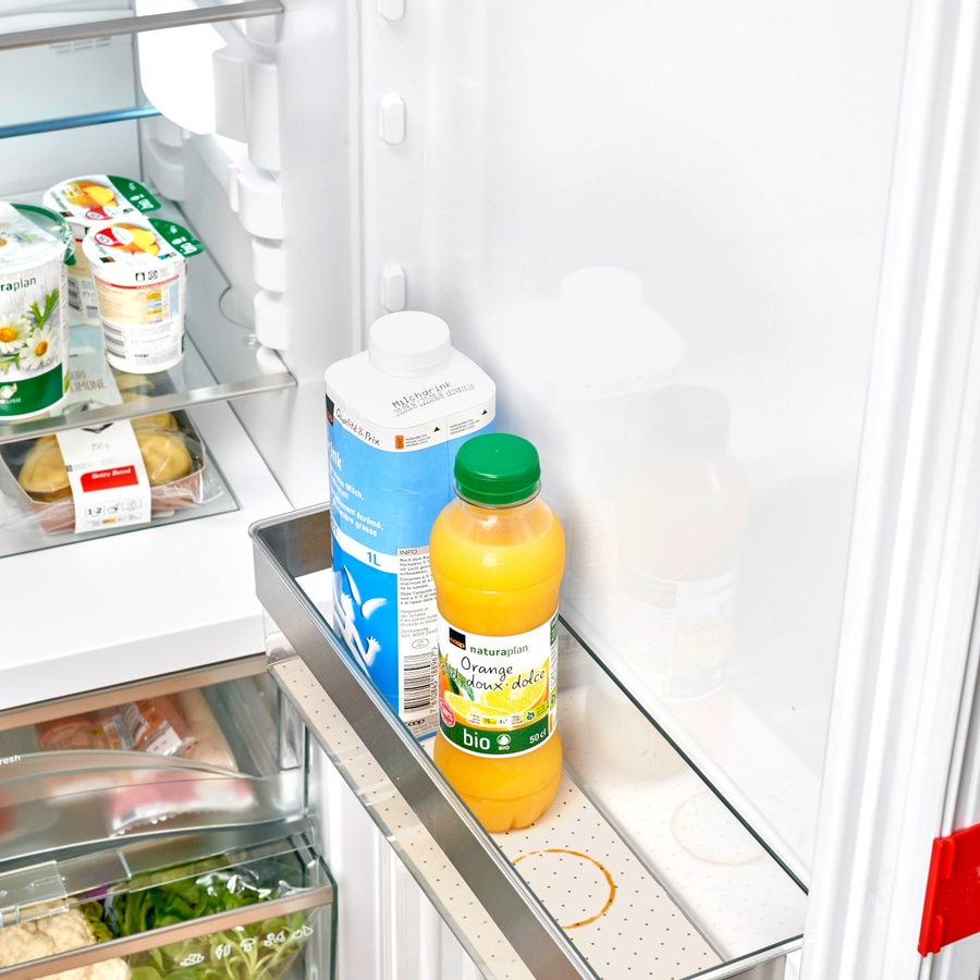 Kühlschrank mit Milch, Orangensaft und Joghurt. Bio-Produkte im Kühlschrank.