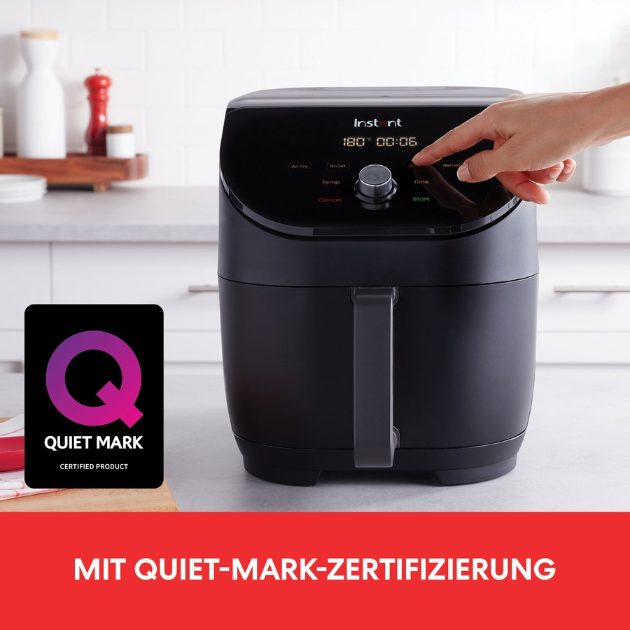 Schwarze Heißluftfritteuse mit Quiet Mark Zertifizierung, Bedienfeld und Hand