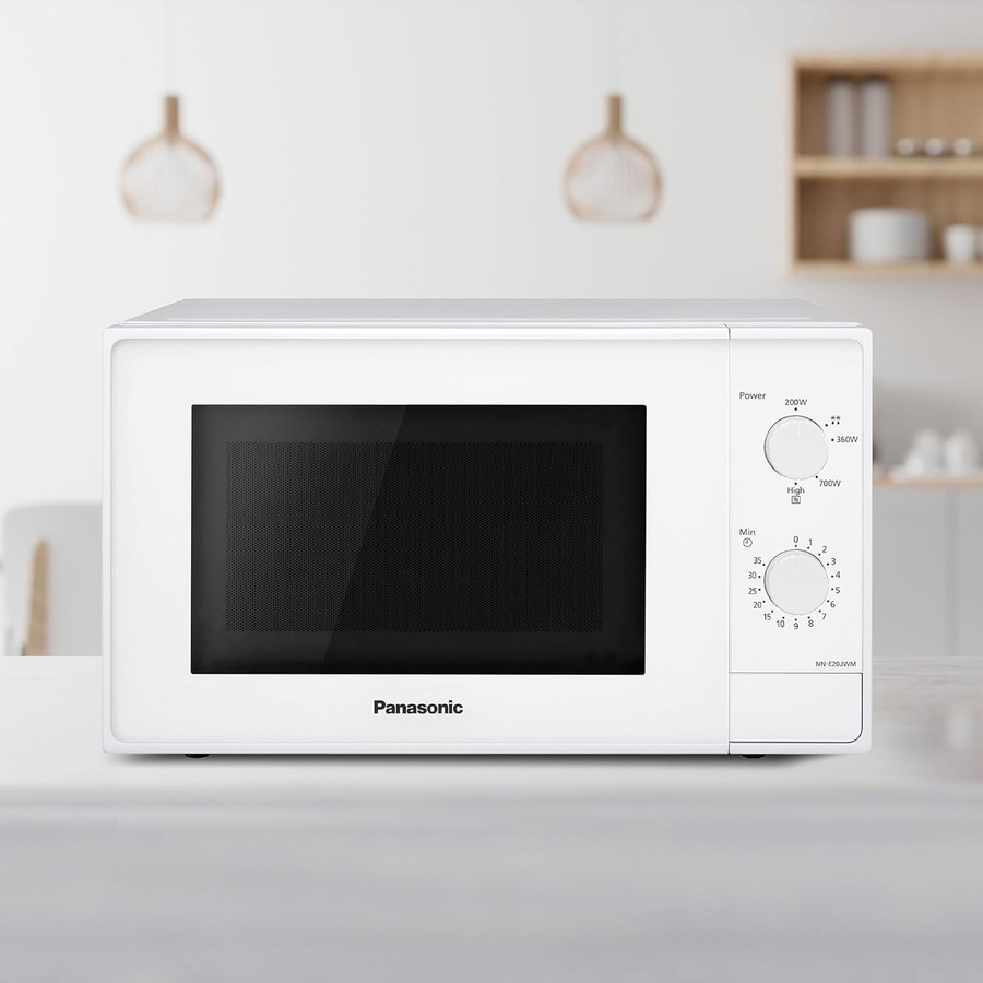 Ein weißer Panasonic Mikrowellenherd mit Drehreglern für Leistung und Zeit.