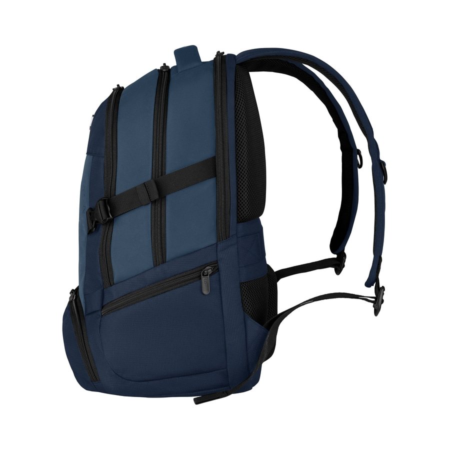 Blauer Rucksack mit mehreren Reißverschlüssen und Trägern, isoliert auf weißem Hintergrund.