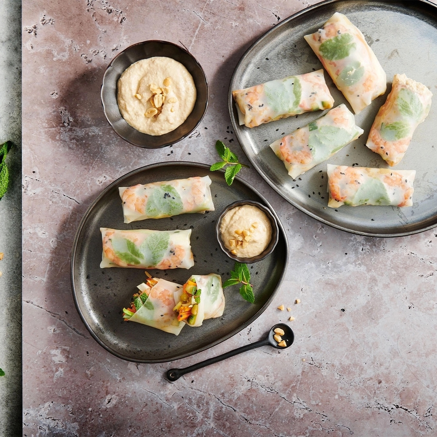 Frühlingsrollen mit Hummus auf Tellern, Nahaufnahme, Essen, köstlich