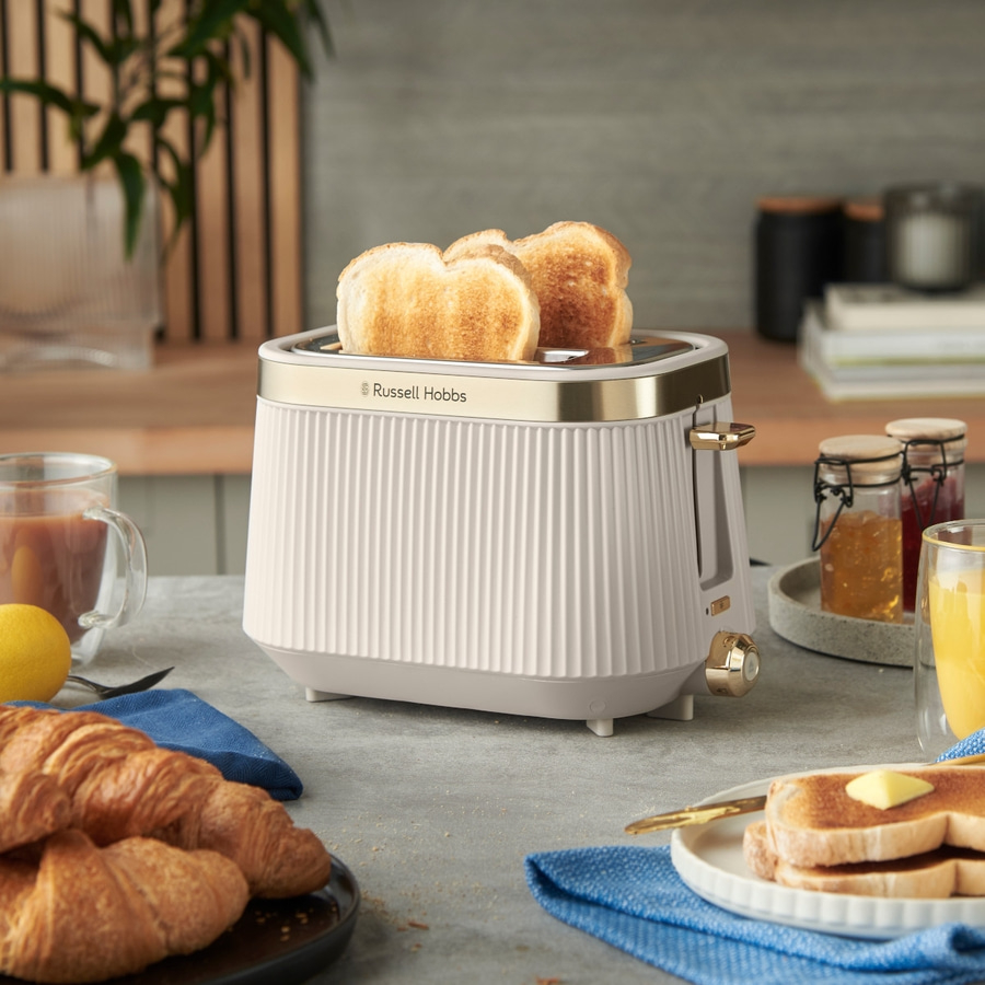 Toaster mit Toast, Croissants, Frühstückstisch, goldfarben, Russell Hobbs