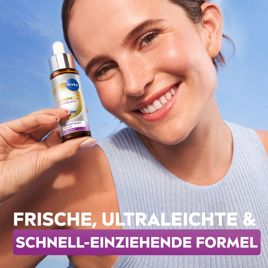 Frau hält Nivea Luminous Skin Glow Serum. Frische, ultraleichte & schnell-einziehende Formel.