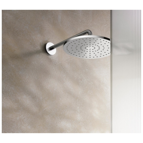 Duschkopf an beiger Wand. Moderner Stil. Badezimmer-Dekoration. Chrom-Design. Wasserhahn.