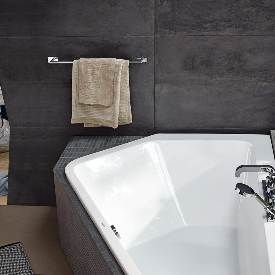 Badezimmer mit Badewanne, Handtuchhalter und dunklen Fliesen an der Wand. Modernes Design.