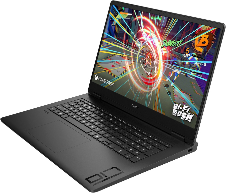 Schwarzer Laptop mit Spiel auf dem Bildschirm, OMEN-Logo, Game Pass, Hi-Fi Rush.